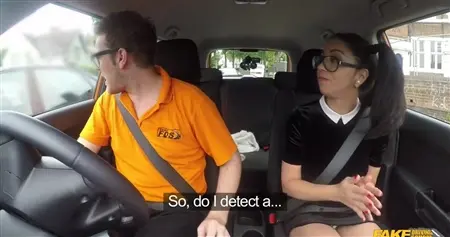 Сексуальная студентка прыгает на хуй водителя во время экзамена